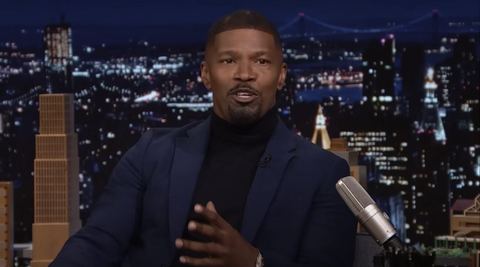 jamie-foxx-esta-fora​-de-hospital-“ha-semanas”-e-se-recupera-em-casa,-diz-filha