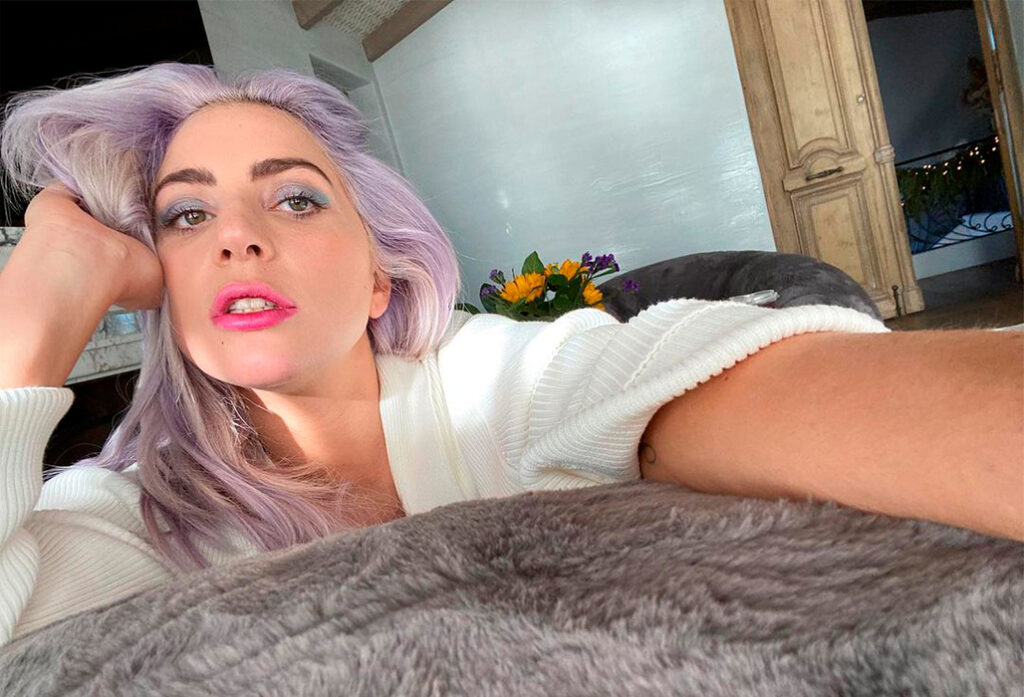 Homem é detido em frente a casa de Lady Gaga após tentar entregar flores para cantora homem-e-detido-em-frente-a-casa-de-lady-gaga-apos-tentar-entregar-flores-para-cantora