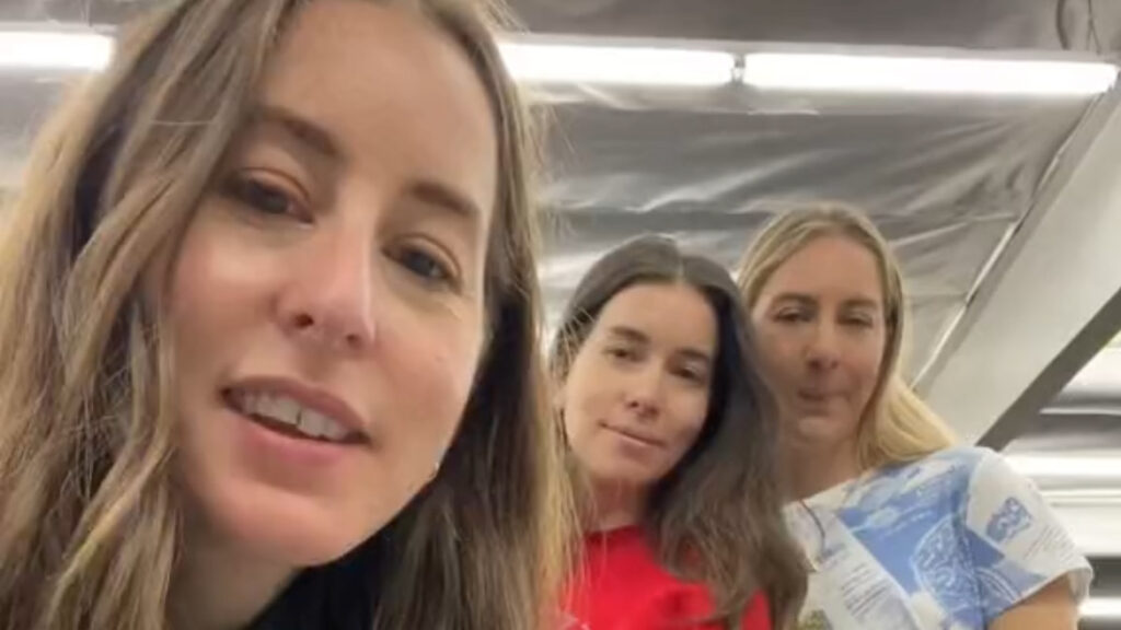 HAIM comemora chegada ao Brasil ao som do hit “Ilariê” haim-comemora-chegada-ao-brasil-ao-som-do-hit-“ilarie”