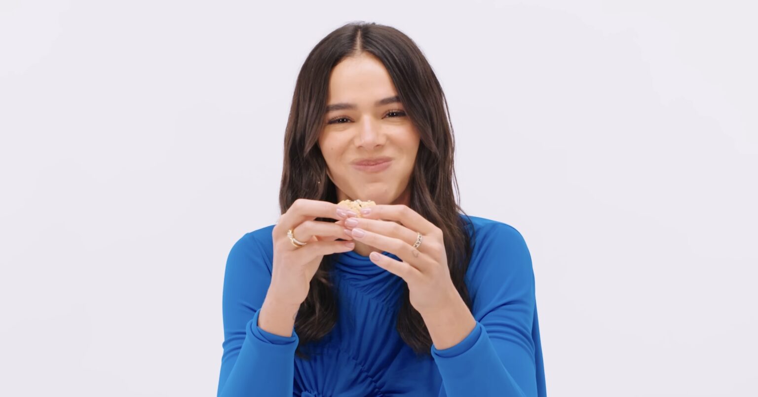 Com inglês perfeito, Bruna Marquezine come snacks do Brasil e ensina como cair o c* da bunda em vídeo com-ingles-perfeito,-bruna-marquezine-come-snacks-do-brasil-e-ensina-como-cair-o-c*-da-bunda-em-video