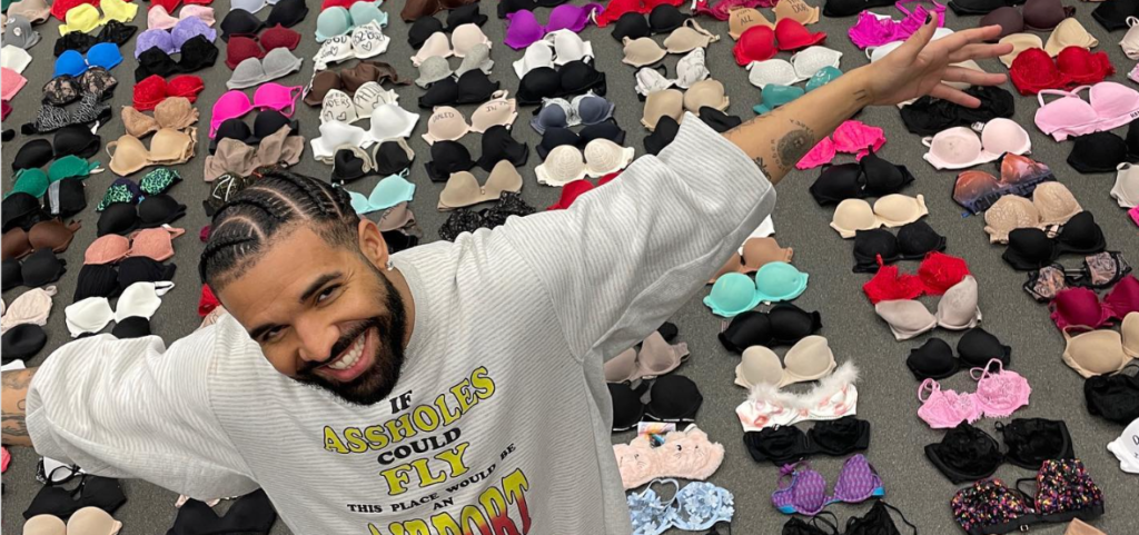 Drake mostra coleção de sutiãs atirados por fãs durante turnê drake-mostra-colecao-de-sutias-atirados-por-fas-durante-turne