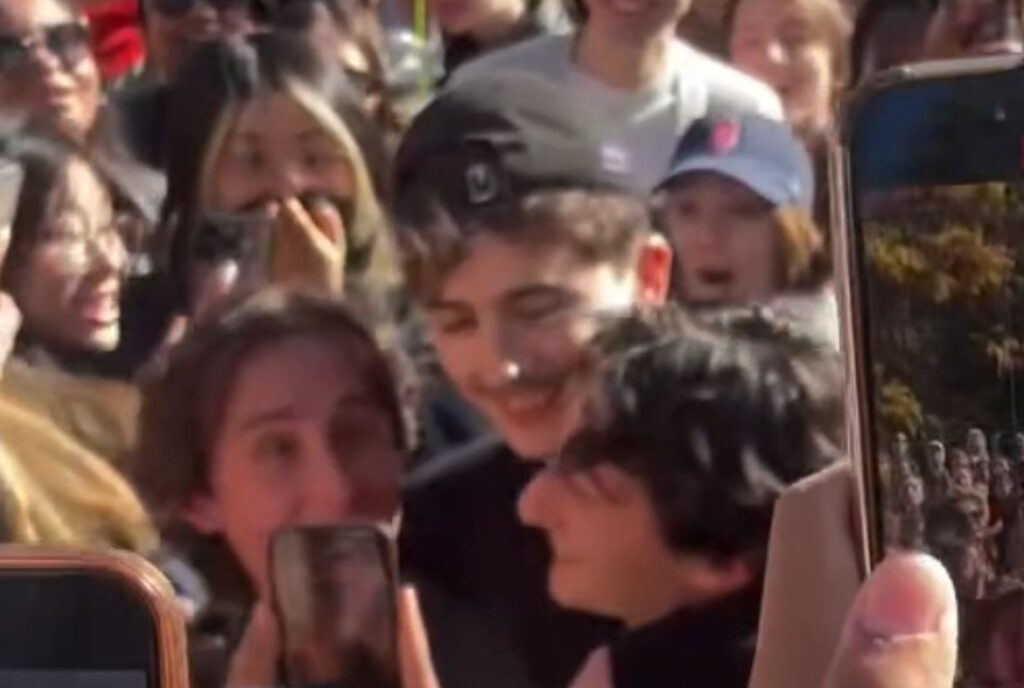 Timothée Chalamet aparece de surpresa em concurso de sósias e evento termina em confusão timothee-chalamet-aparece-de-surpresa-em-concurso-de-sosias-e-evento-termina-em-confusao