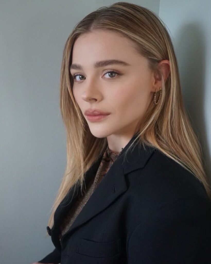 Chloë Grace Moretz se declara lésbica e pede voto para Kamala Harris chloe-grace-moretz-se-declara-lesbica-e-pede-voto-para-kamala-harris