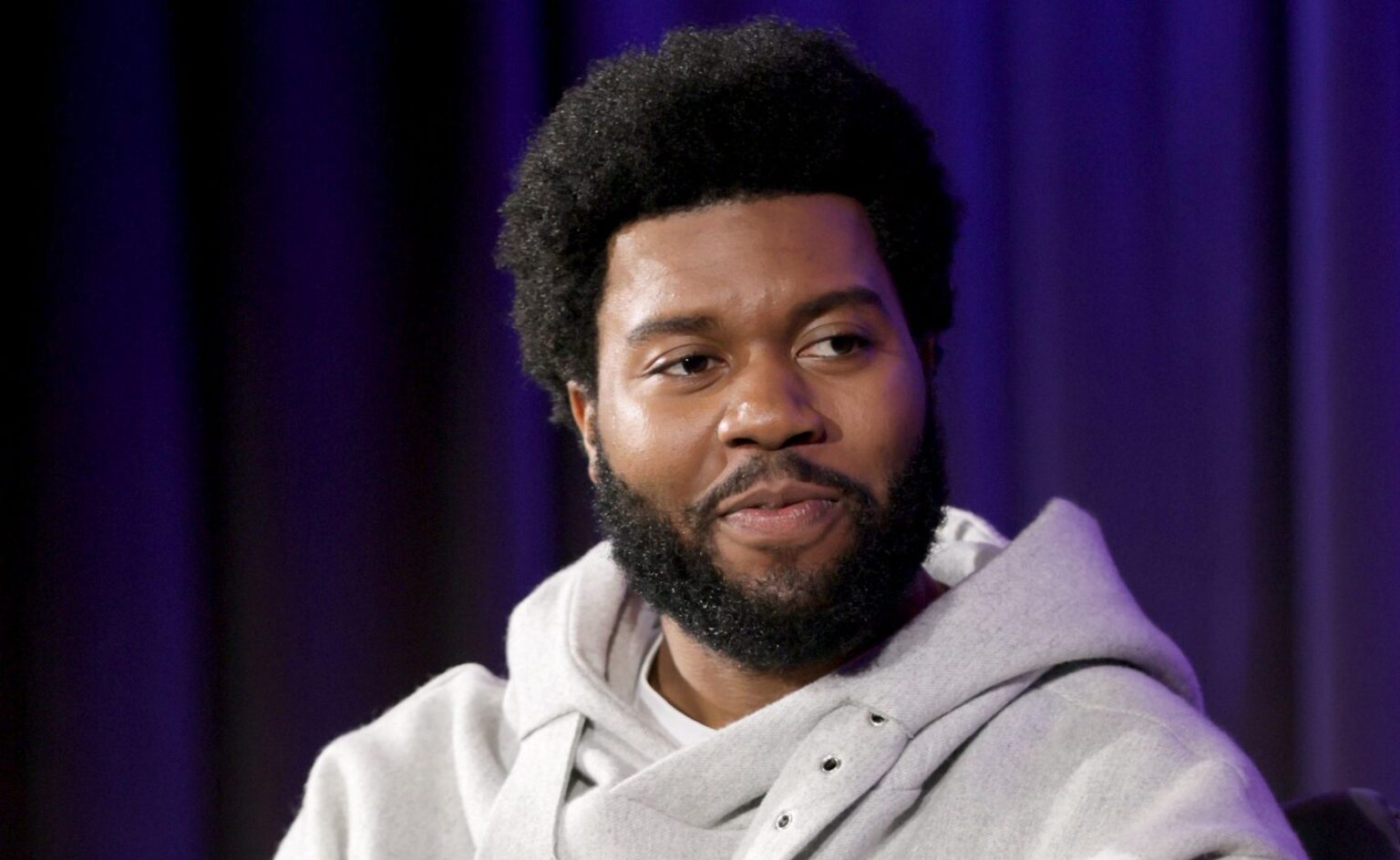 Khalid tem sexualidade exposta e dispara: “Não é da conta de ninguém, mas estou bem comigo” khalid-tem-sexualidade-exposta-e-dispara:-“nao-e-da-conta-de-ninguem,-mas-estou-bem-comigo”