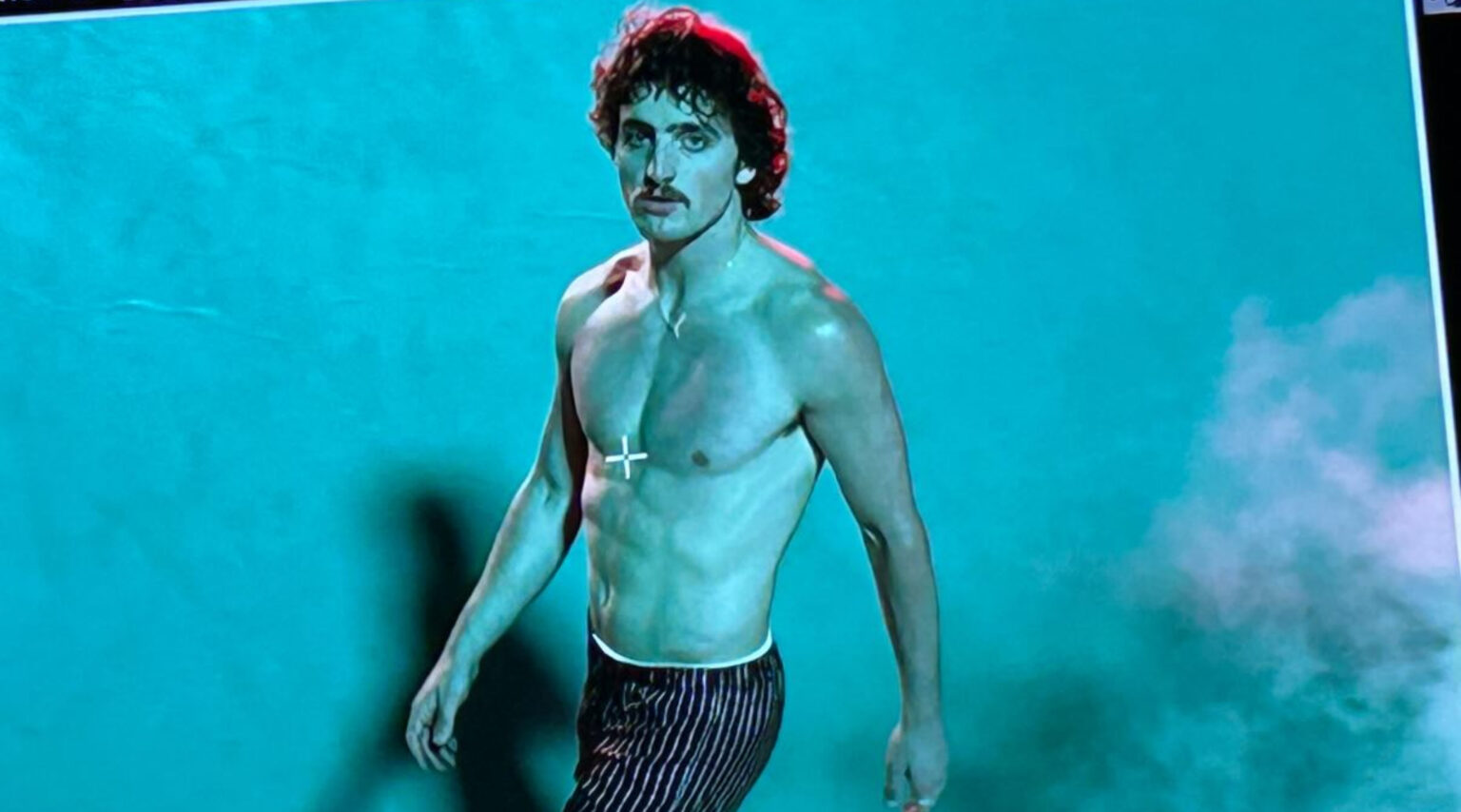 Depois de dizer que não quer ser conhecido por tirar a camisa, Benson Boone tira a camisa em novo videoclipe depois-de-dizer-que-nao-quer-ser-conhecido-por-tirar-a-camisa,-benson-boone-tira-a-camisa-em-novo-videoclipe