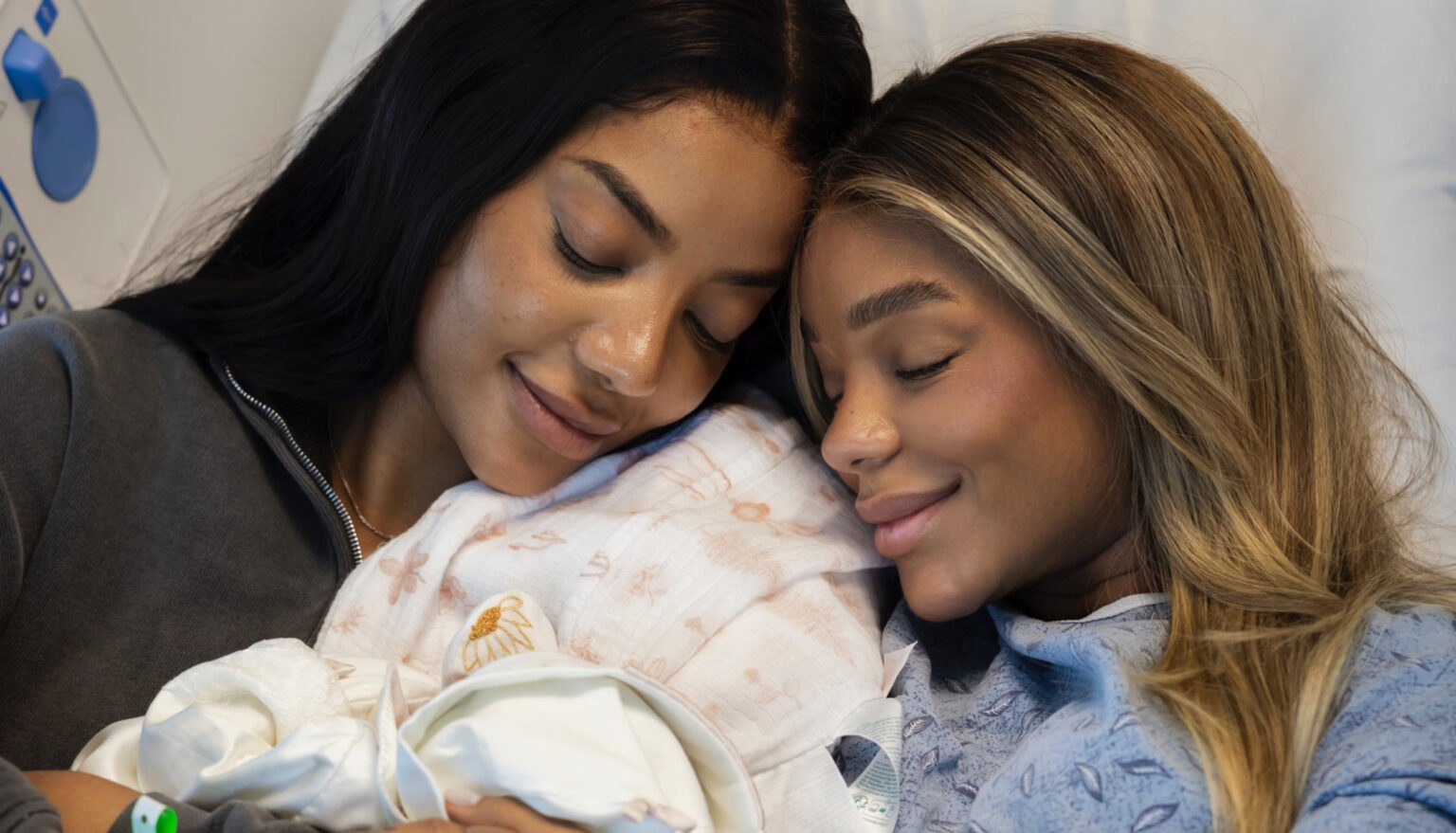 Veja a primeira foto de Ludmilla e Brunna Gonçalves com a filha, Zuri veja-a-primeira-foto-de-ludmilla-e-brunna-goncalves-com-a-filha,-zuri