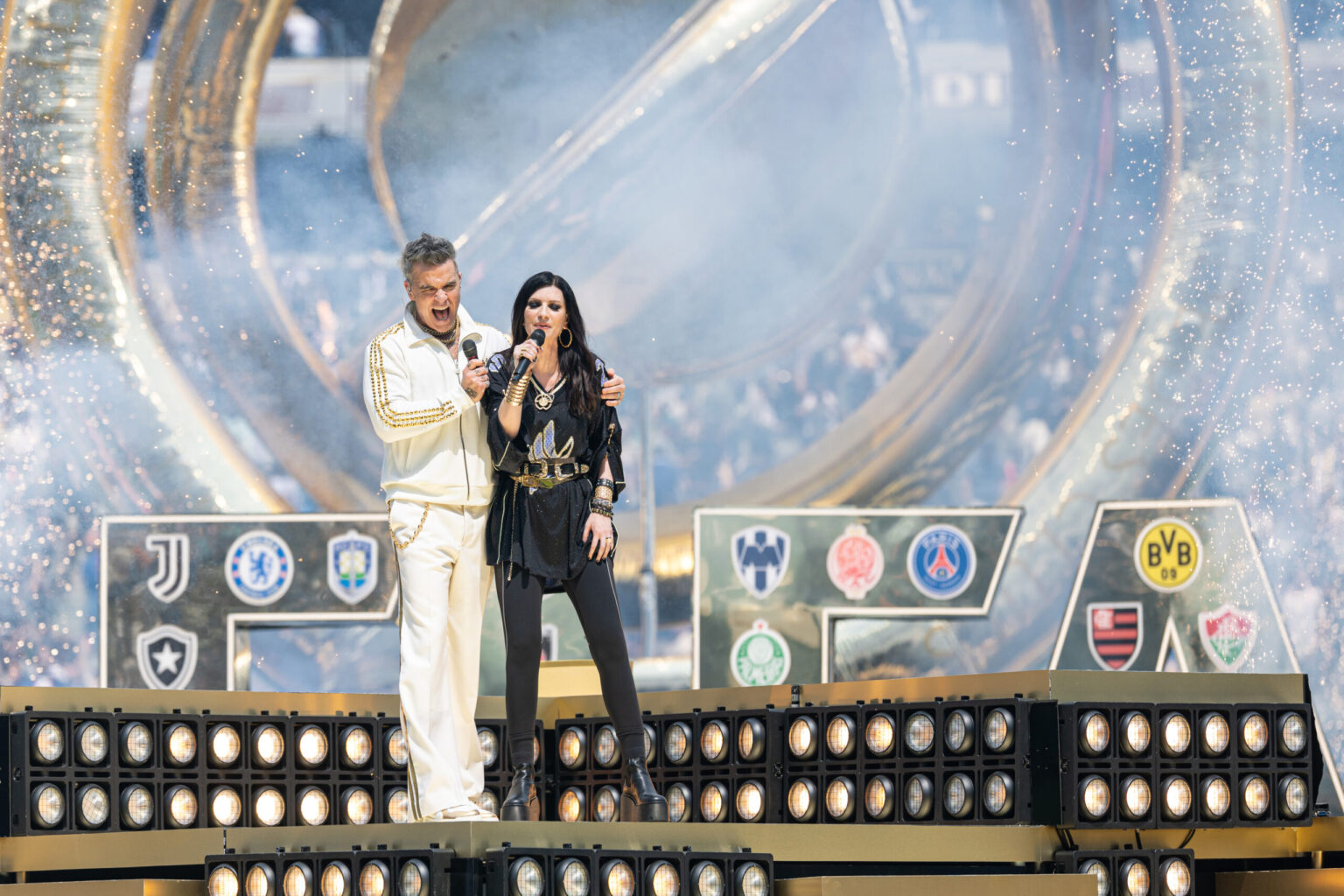 Laura Pausini e Robbie Williams apresentam Desire na final do Mundial de Clubes da Fifa laura-pausini-e-robbie-williams-apresentam-desire-na-final-do-mundial-de-clubes-da-fifa