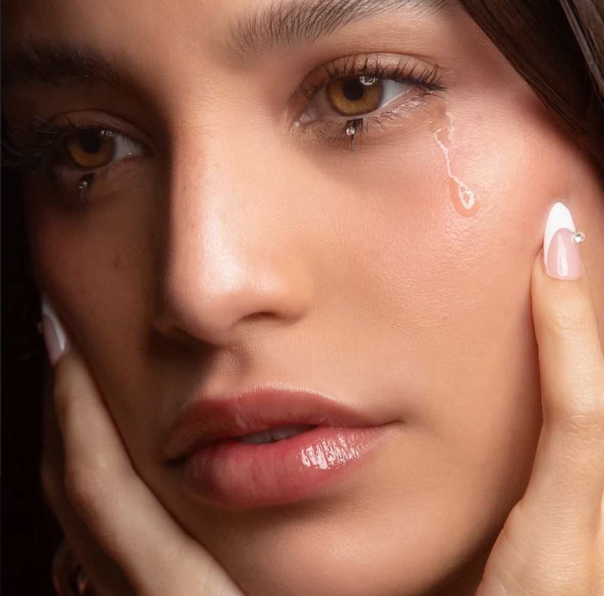 em-uma-“autoparodia”,emilia-ironiza-perfeicao-e-empodera-mulheres-no-ep-perfectas