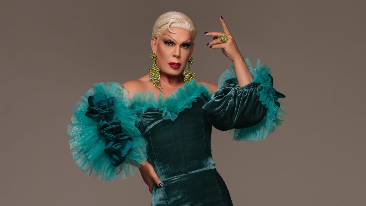 Ikaro Kadoshi celebra 25 anos de carreira com o novo “Dragzíssima” e estreia no teatro ikaro-kadoshi-celebra-25-anos-de-carreira-com-o-novo-“dragzissima”-e-estreia-no-teatro