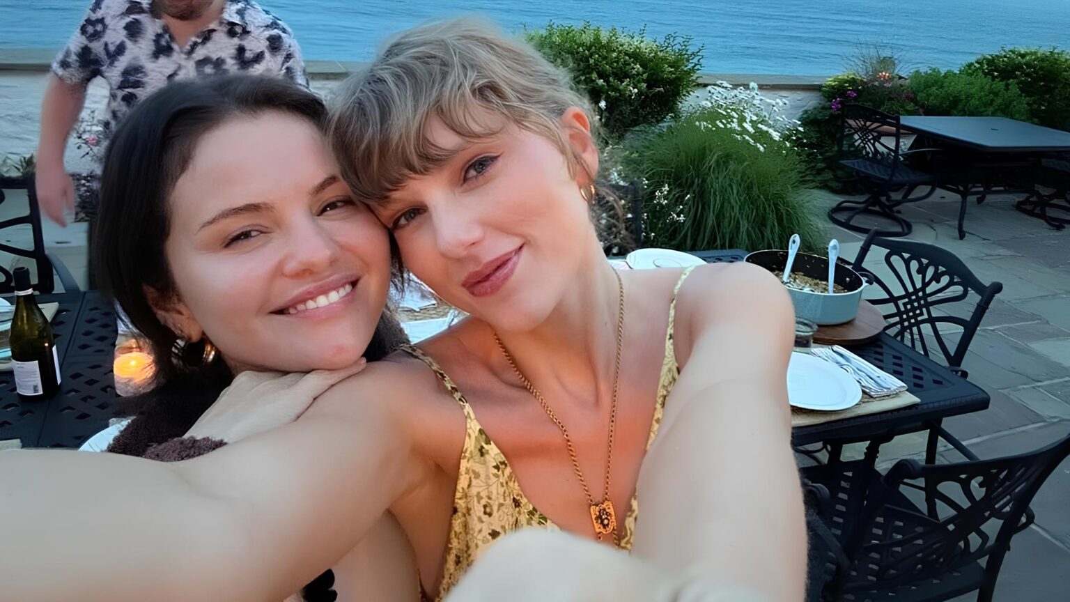 Selena Gomez celebra noivado de Taylor Swift em postagem nas redes sociais selena-gomez-celebra-noivado-de-taylor-swift-em-postagem-nas-redes-sociais