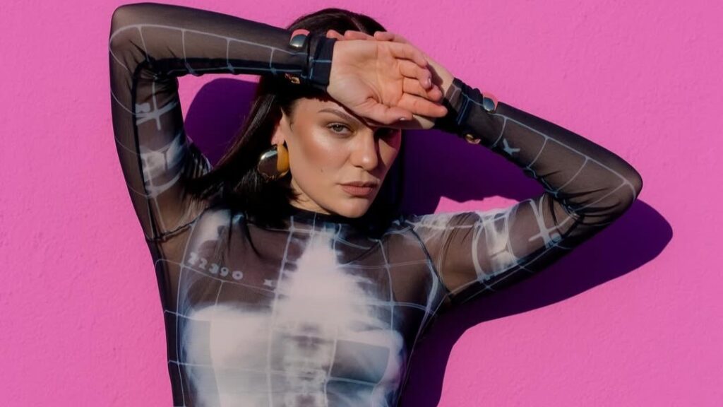 Jessie J cancela turnê nos Estados Unidos e adia shows na Europa após necessidade de nova cirurgia jessie-j-cancela-turne-nos-estados-unidos-e-adia-shows-na-europa-apos-necessidade-de-nova-cirurgia