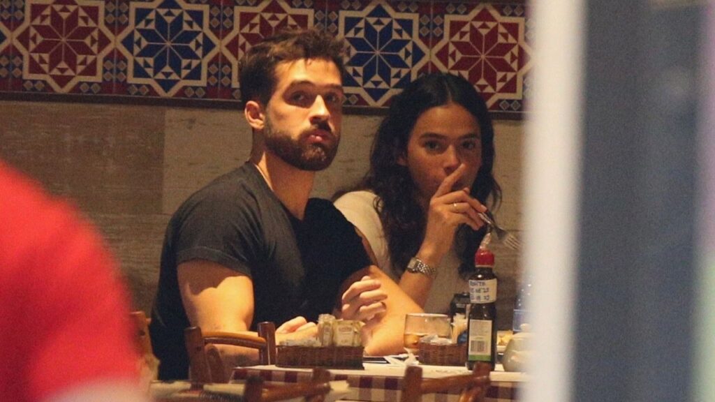Bruna Marquezine e João Guilherme são flagrados juntos em restaurante no Rio bruna-marquezine-e-joao-guilherme-sao-flagrados-juntos-em-restaurante-no-rio