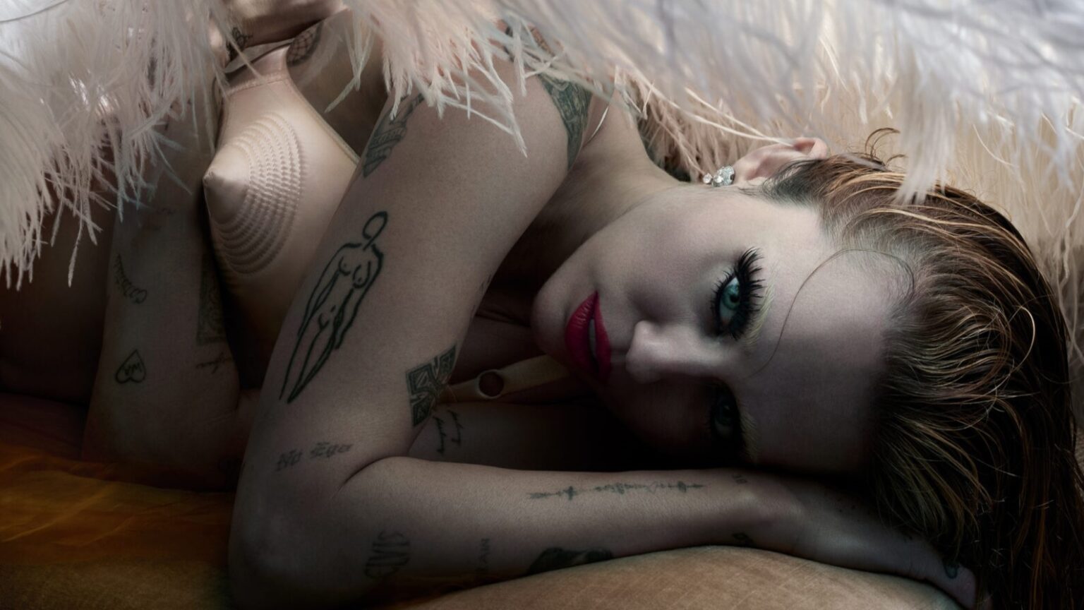 Miley Cyrus fala sobre reinvenção e o novo significado de ser showgirl em ensaio para revista de moda miley-cyrus-fala-sobre-reinvencao-e-o-novo-significado-de-ser-showgirl-em-ensaio-para-revista-de-moda