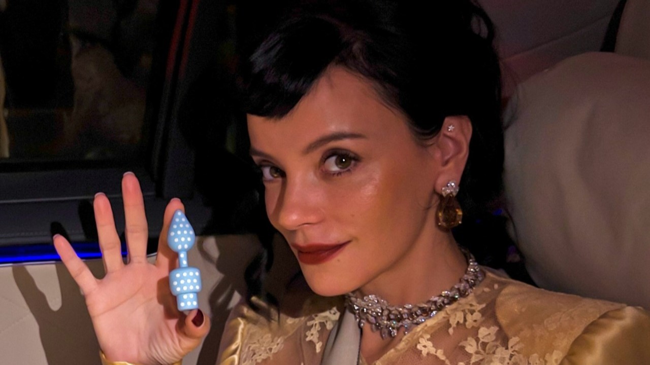 lily-allen-lanca-pendrive-em-formato-de-plug-anal-e-avisa:-“apenas-para-armazenamento”